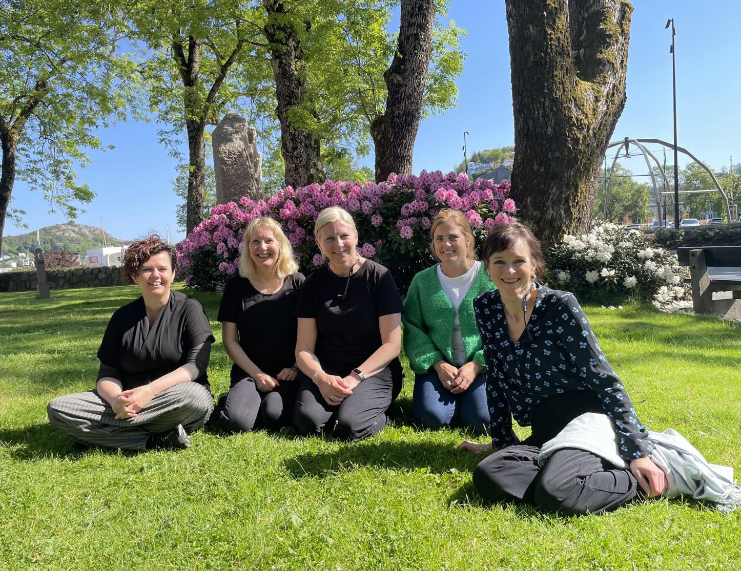 Damene bak dukketeateret: f.v: Beth Elin Byberg,  Ann Jensen,  Astri Svanes Haug, Jofrid Omdal Helgeland og Siv Grethe Bøhn-Pettersen.