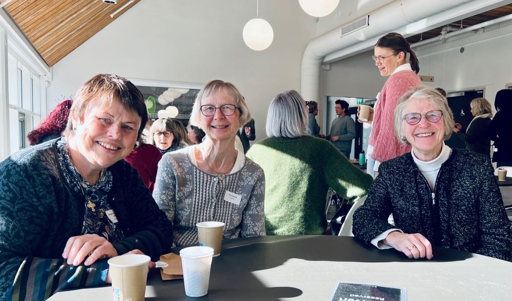 Pensjonistene Margit Haaver, Unni Eikeland og Marit Kartveit gledet seg over å se mange deltakere på nettverkssamlingen.