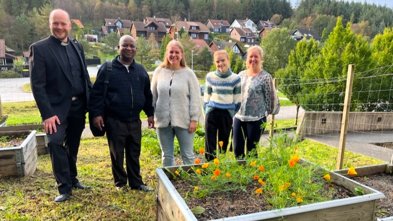 Prest Eivind Kr&#229;vik tok med Kotobesoa til Bogafjell menighet for &#229; m&#248;te medarbeidere i det gr&#248;nne ungdomsarbeidet der.