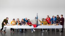 Hvor er Jesus blant påskens mange aktiviteter? Staben i Bogafjell menighet sammen med venner og biskop Anne Lise Ådnøy gjenskaper et kjent påskemotiv: Da Vincis "Nattverden". Foto: Tore Myrstad