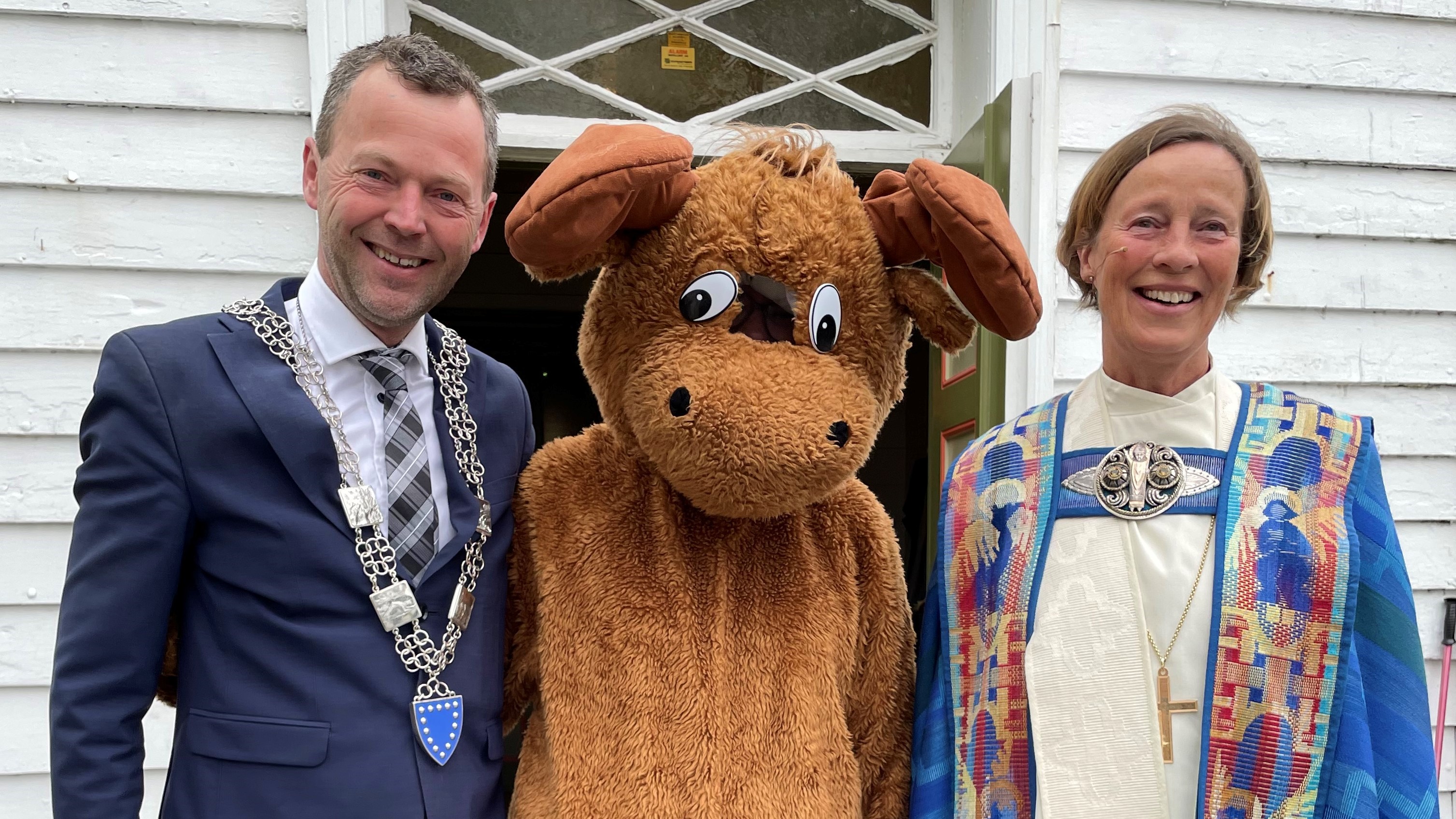 Ordfører Jarle Bø, elgen Helge og biskop Anne Lise etter gudstjenesten i Randaberg kirke.