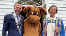 Ordfører Jarle Bø, elgen Helge og biskop Anne Lise etter gudstjenesten i Randaberg kirke.