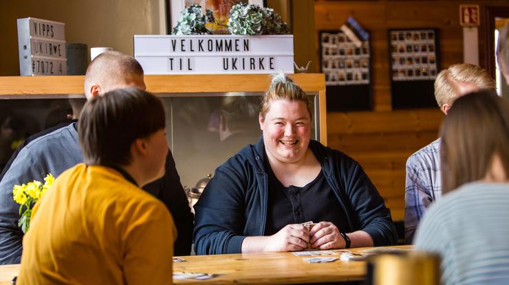 Prestejobben i Ukirke skiller seg fra mange tradisjonelle prestestillinger. Det er relasjonsbygging og tilstedeværelse som er i fokus, sammen med frivillighetsledelse og teamarbeid. Foto: Marius Vervik