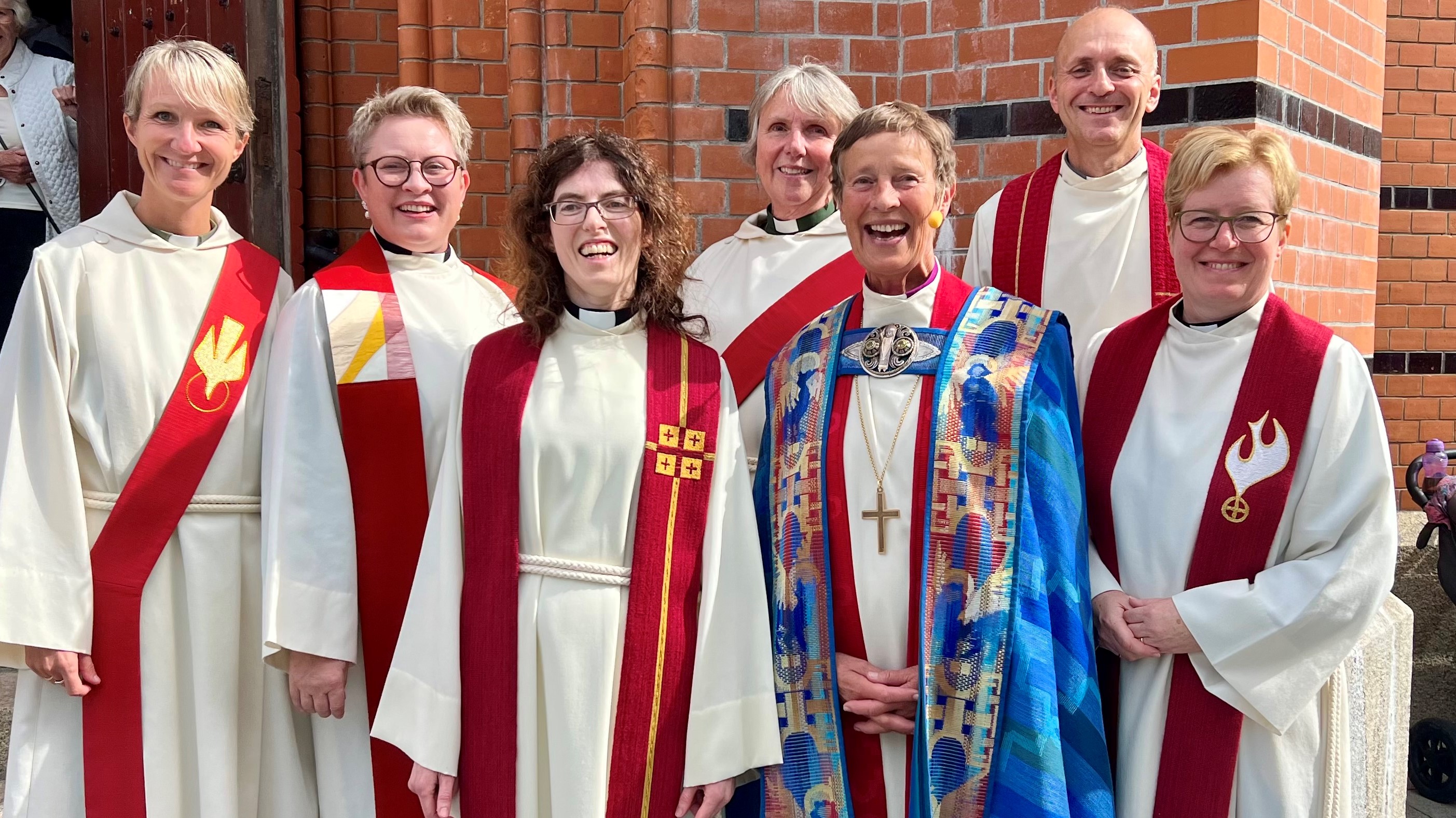 Fra venstre: kateket Eli Kolstad, sokneprest &#197;se Selsvold, kapellan Nina Salte, diakon Annlaug Halvorsen Engmark, biskop Anne Lise &#197;dn&#248;y, prost Rune Steensn&#230;s Engedal og h&#248;yskolelektor ved VID Karen Margrete Mestad.