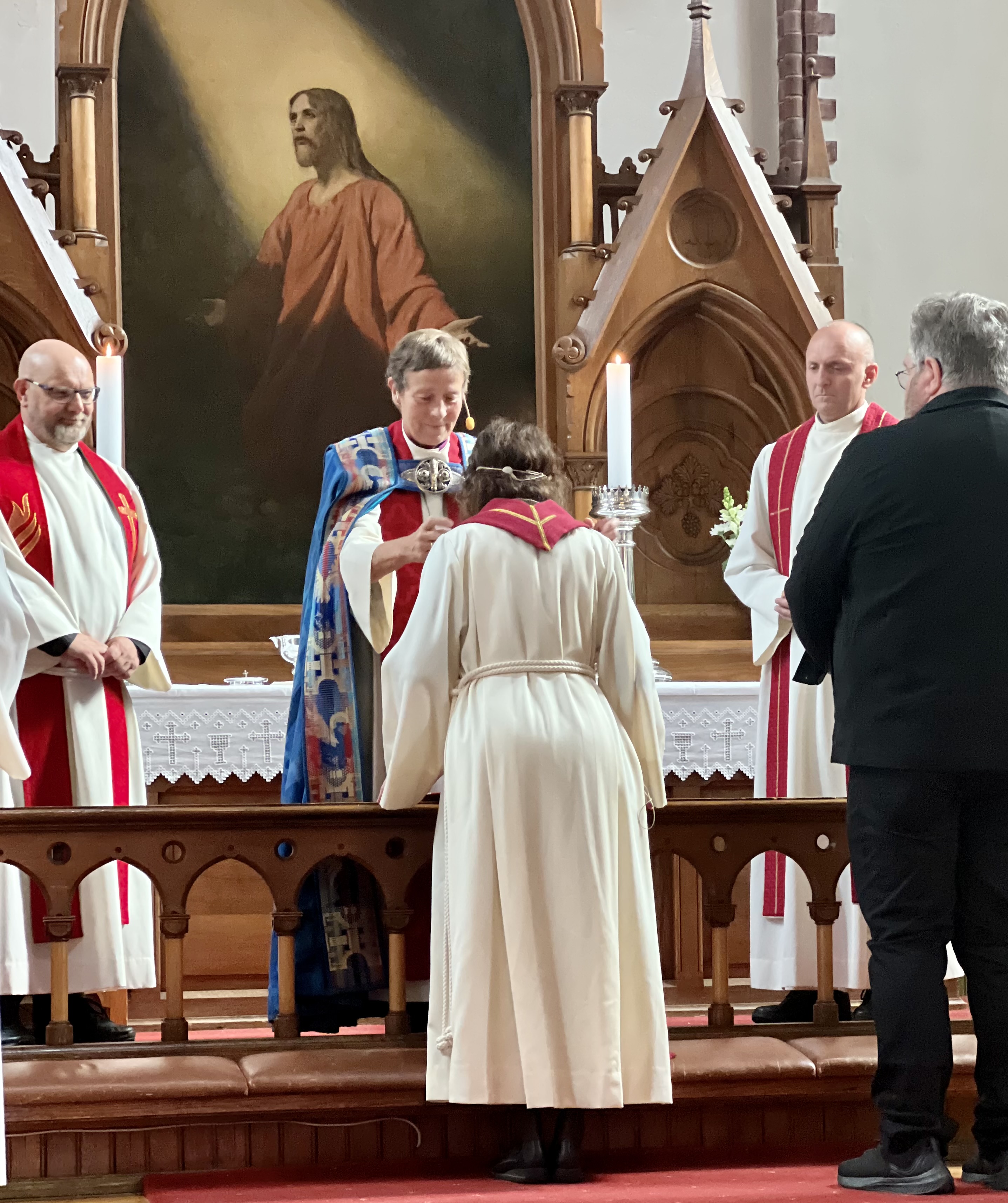 Biskopen legger stolaen over ordinandens skuldre.