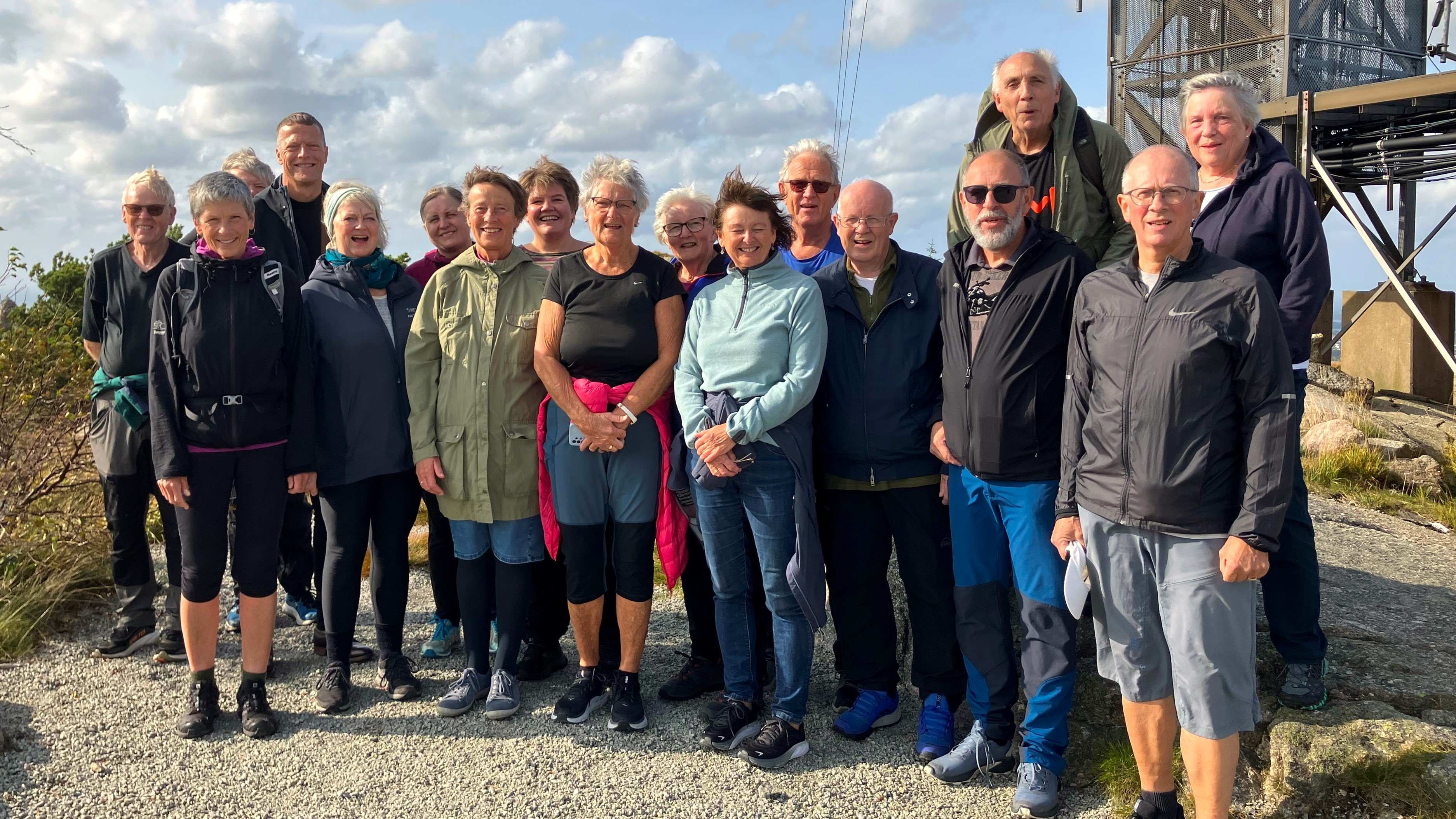 I nydelig vær gikk turen opp til Lifjell sammen med en flott gjeng "unge eldre".