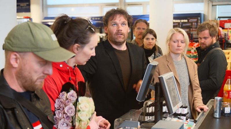 I "Åpenbaringen"  møter vi mennesker som på ett eller annet vis har fått et kall om å utføre et hellig offer – og et menneske som vender Gud ryggen. Foto: Rogaland Teater
