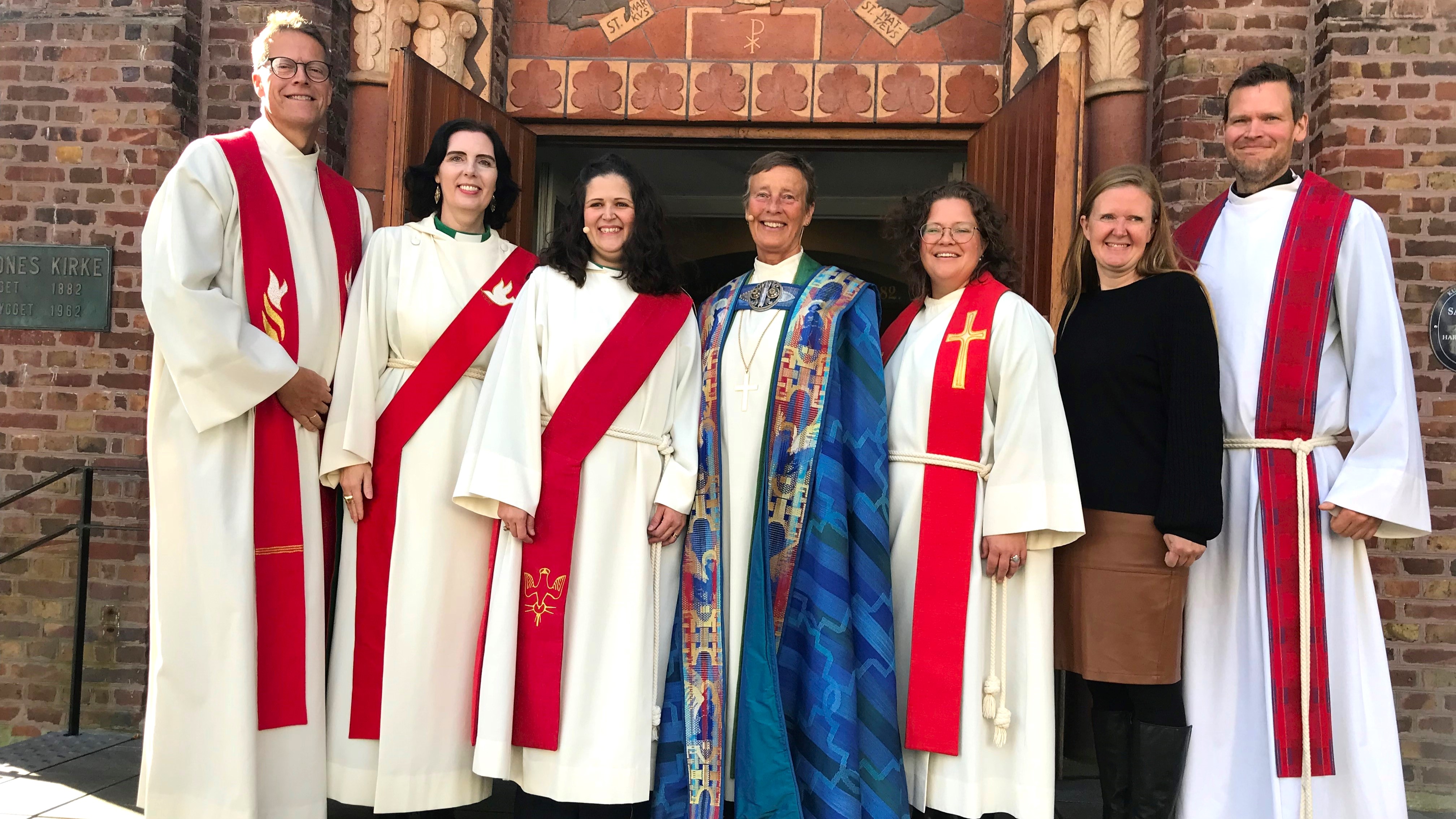 F.v.: Prost Tom Krager, undervisningsrådgiver Gunn Heidi Dybdahl, kateket Ariane Caixeta Thingnæs, biskop Anne Lise Ådnøy, sokneprest Lina Håland, trosopplæringsmedarbeider Kristin Henriksen og diakon Kristoffer Hodne Haugen. Foto: Margrete Haualand