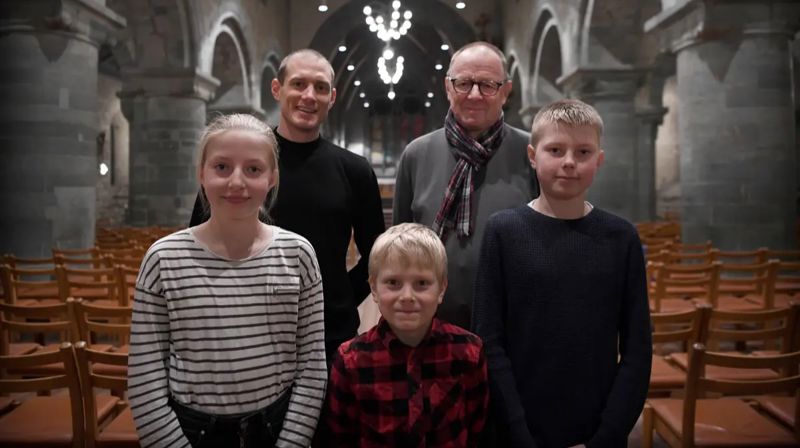 Sammen med far og tre barn deltok Håkon Hauge Johnsen da Bachs juleoratorium ble framført i Domkirken i 2019. Fra venstre: Hanne Skaland Johnsen, Håkon Hauge Johnsen, Lars Skaland Johnsen, Odd Sveinung Johnsen og Olav Skaland Johnsen. Foto: Pål Christensen, Stavanger Aftenblad