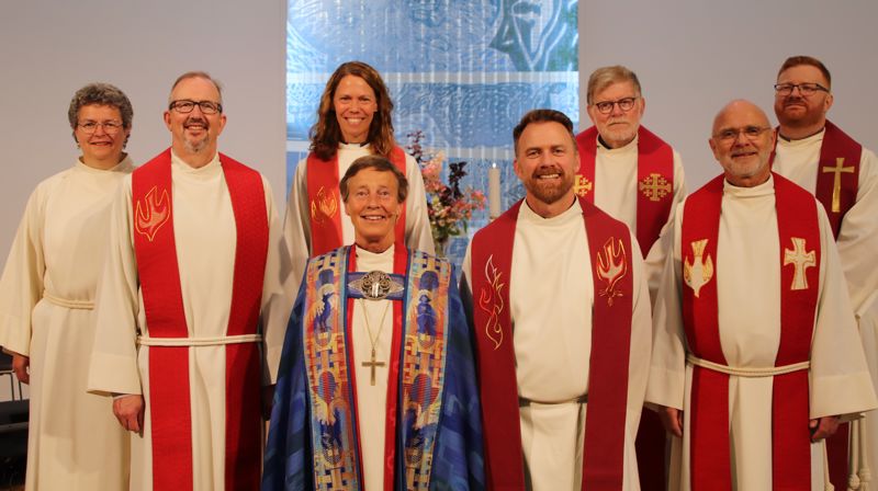 Fra venstre: Tone Middelthon, Lars Sigurd Tjelle (prost i Jæren prosti),  Mona Dysjeland Gjesing (representant fra VID), Anne Lise Ådnøy, Kristian Tjemsland, Arne Lauvhjell (ordinandens morbror), Kjell Børge Tjemsland (ordinandens far og tidligere prost i Jæren) og Leif Inge Norland Brekke (sokneprest i Ålgård.) Foto: Astrid Tangedal Madland