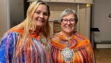 Leder av Samisk kirkeråd Sara Ellen Anne Eira og Rita Leinan (til høyre).
