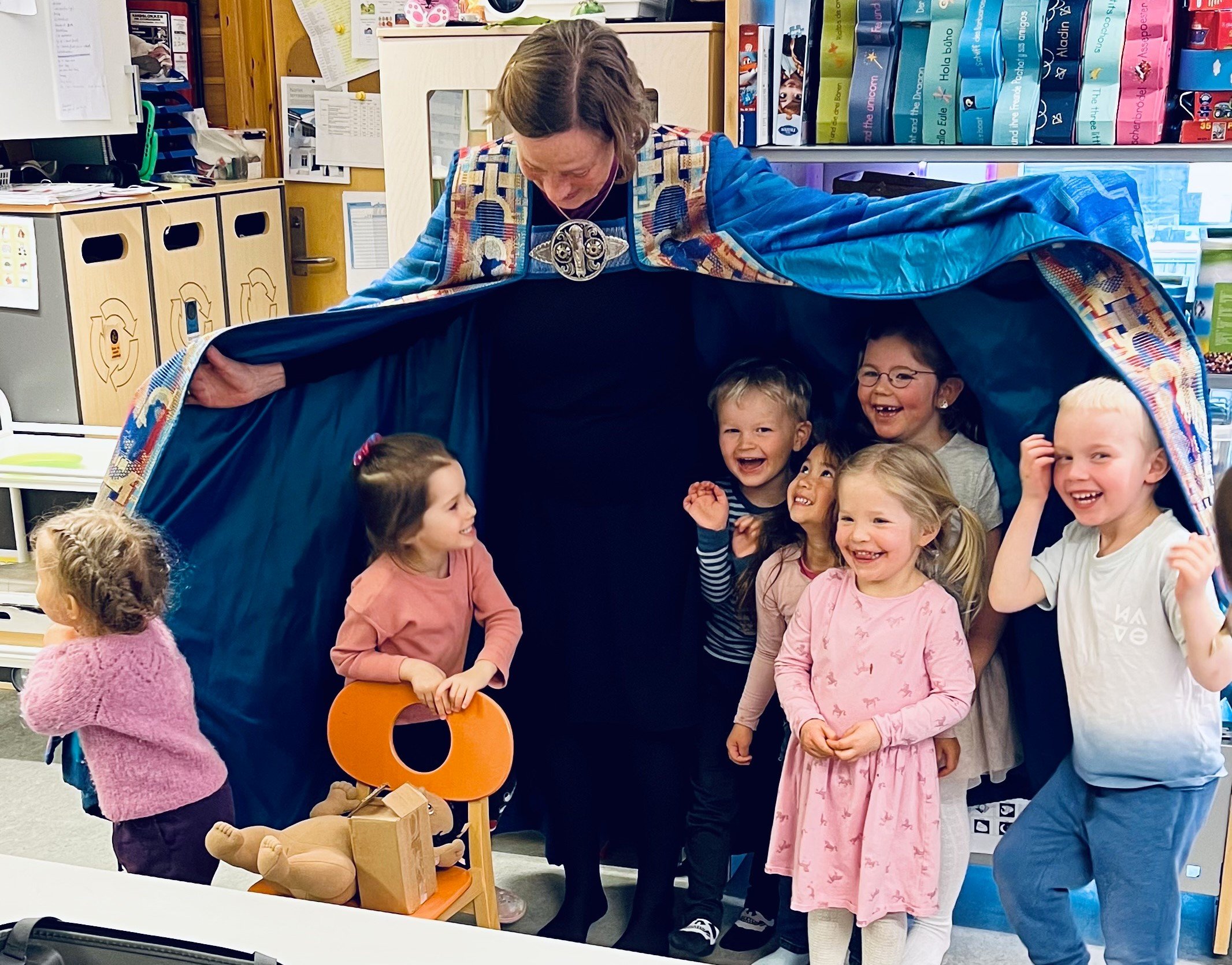 Barnehagebarn i biskop-kappen