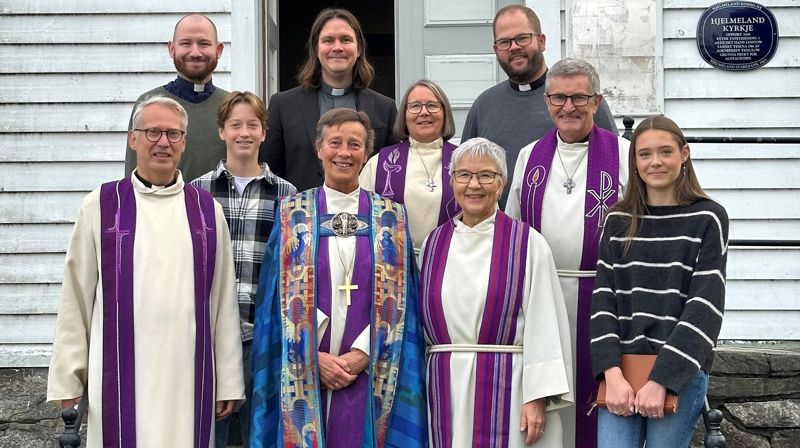 Alle prestane i Ryfylke var med på avskjedsgudstenesta for prost Sigrid Sigmundstad (til høgre for biskopen). Foto: Ivar Barane