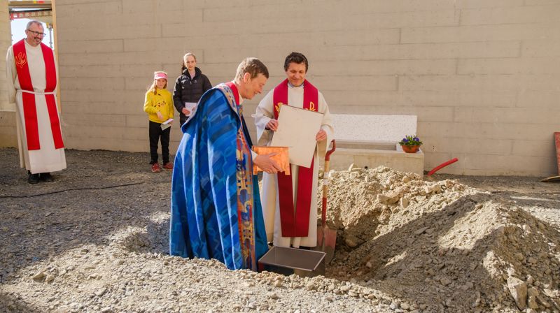 Biskop Anne Lise Ådnøy la ned grunnsteinen saman med sokneprest Just Salvesen. Foto: Tore Myrstad