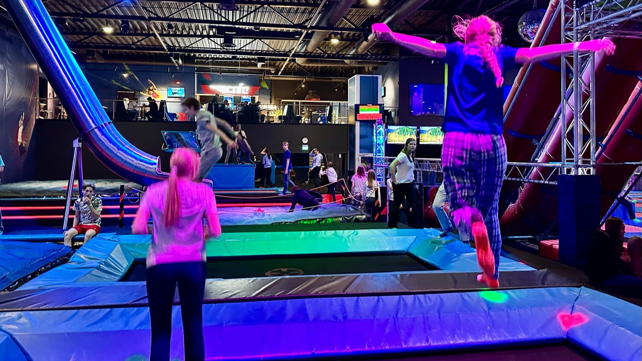 Hoppende konfirmanter fra Avaldsnes menighet.