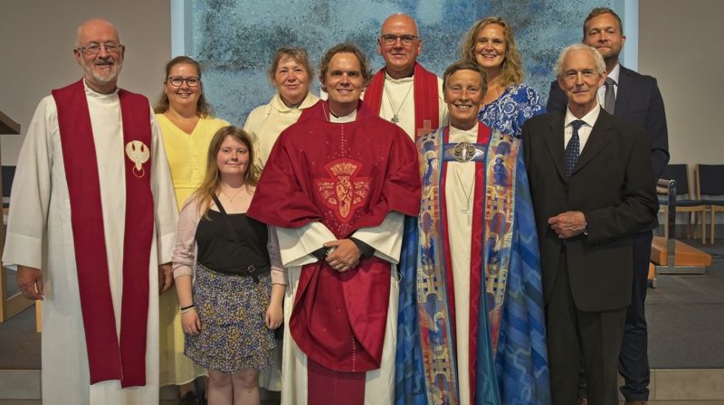 Noen av de medvirkende i vigslingsgudstjenesten, i tillegg sang hele tre kor. Foto: Jason McKiernan