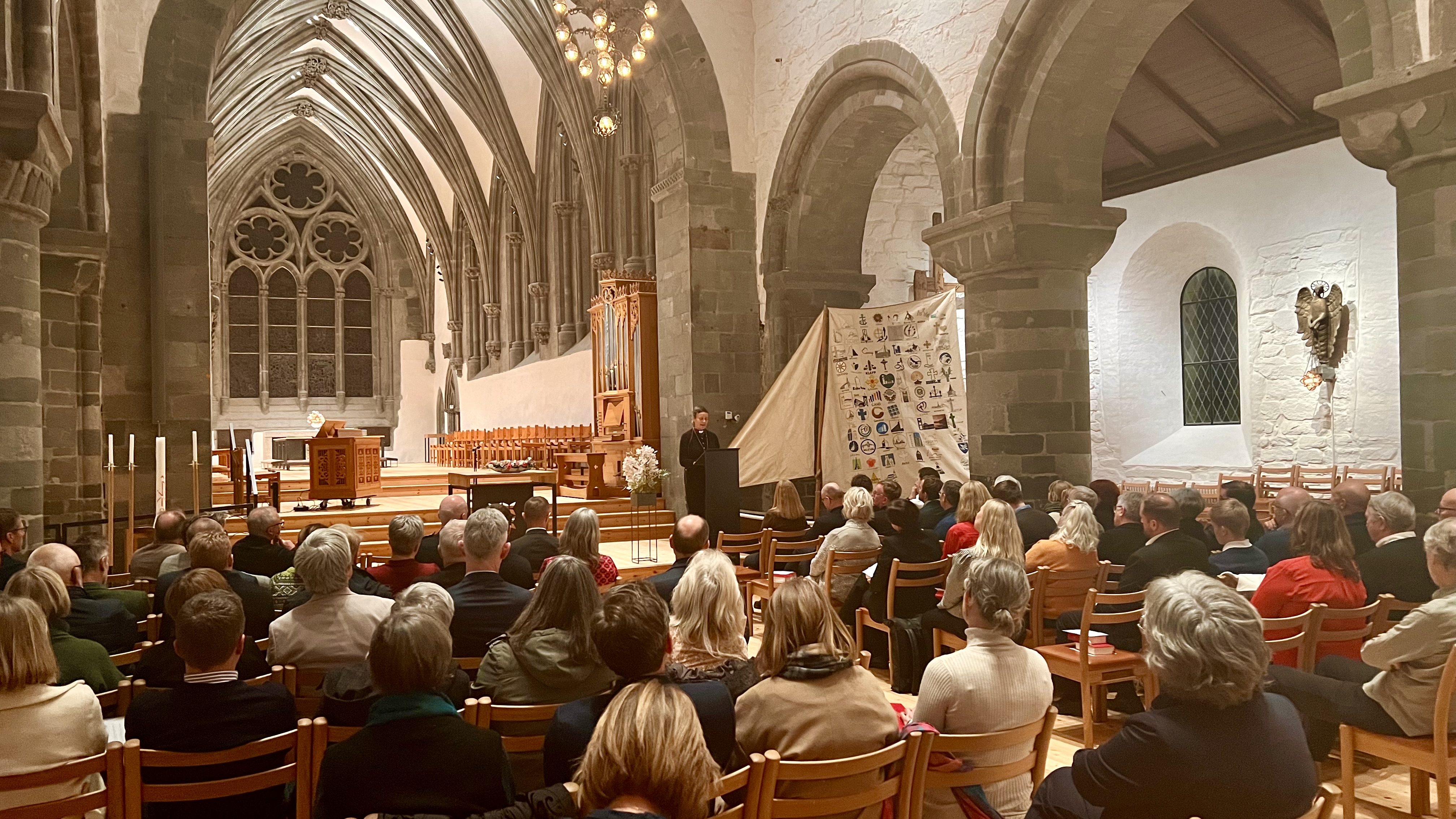Jubileumsbåten var på plass i Domkirken, med de aller fleste menighetene representert på seilet.
