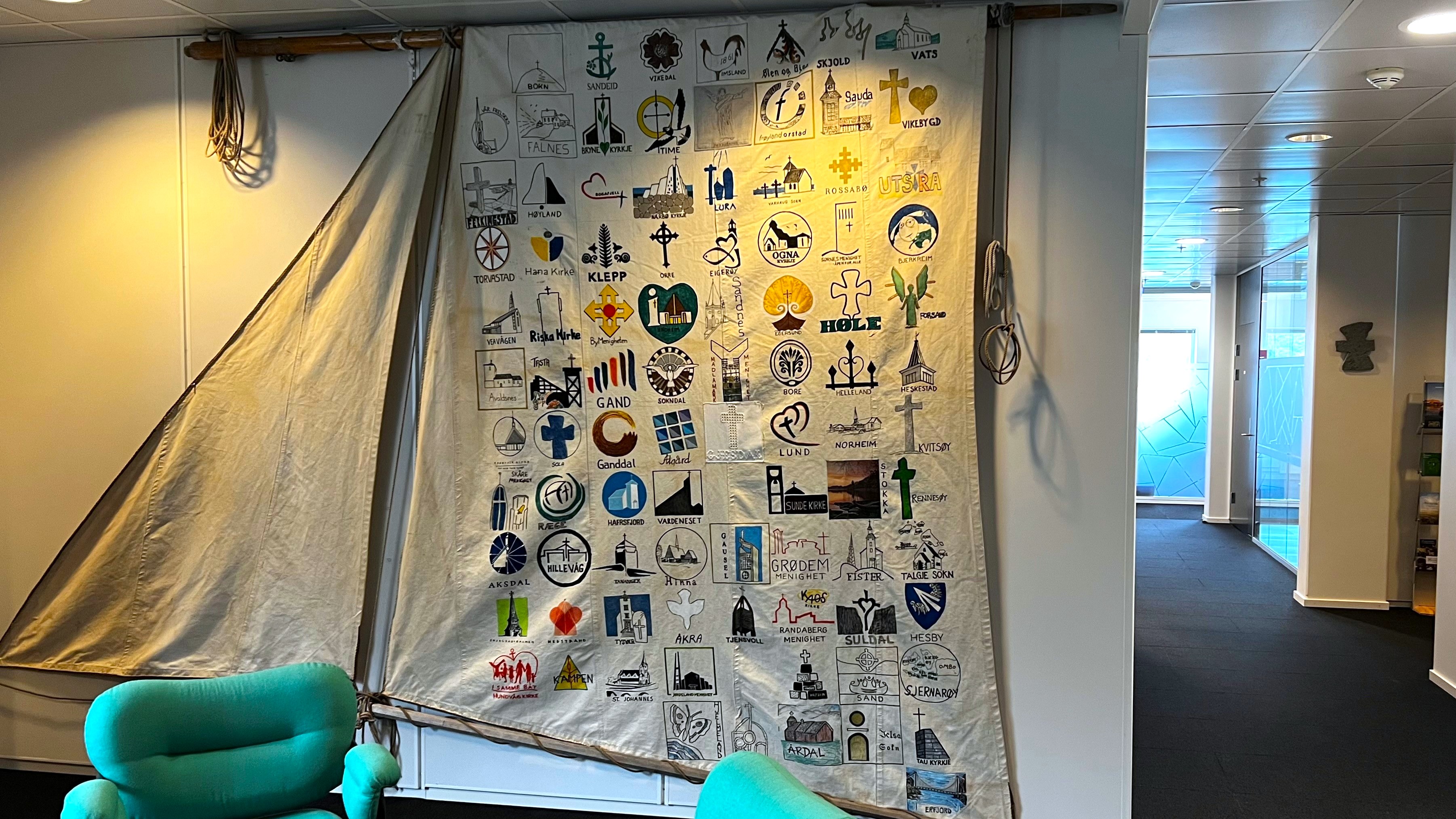 Seglet henger på bispedømmekontoret i Lagårdsveien 44 i Stavanger, og kan beundres fra sittegruppen ved inngangen.