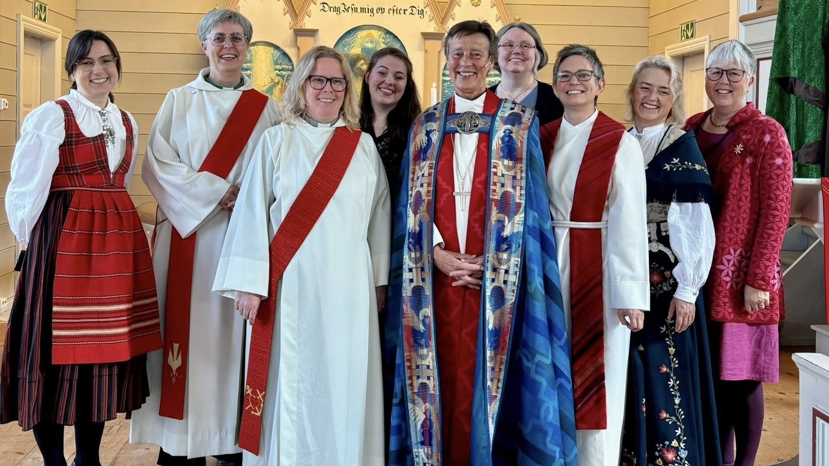 Mange bidro i vigslingsgudstjenesten, fremst står Hanna Matilde Ogim og Anne Lise Ådnøy. Foto: Hafrsfjord menighet
