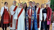 Mange bidro i vigslingsgudstjenesten, fremst står Hanna Matilde Ogim og Anne Lise Ådnøy. Foto: Hafrsfjord menighet