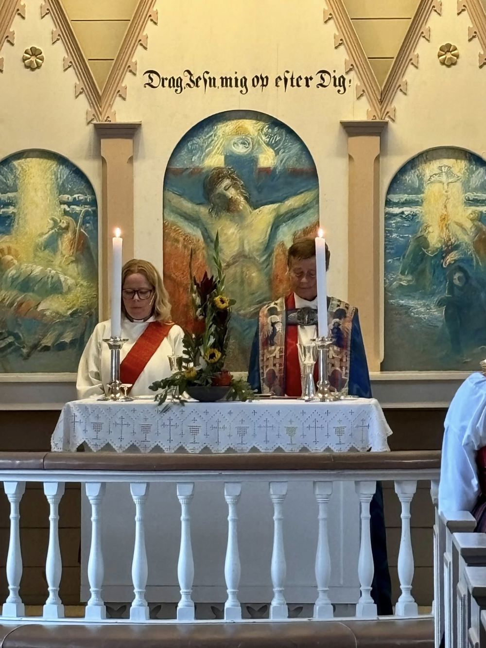 Den ferske kateketen leder liturgien sammen med biskopen.