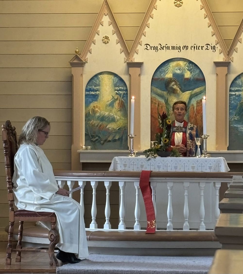 Biskop Anne Lise Ådnøy leder vigslingen.