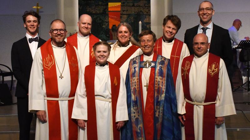 Når en prest blir vigslet, samles et stort lag rundt henne for å be og feire. Her står Karoline Ramsdal til venstre for biskopen i Bogafjell kirke.