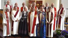 Alle medvirkende i gudstjenesten i Skjold kirke sist søndag. Elisabeth Fauskanger til venstre for biskopen, Eli Kolstad til høyre. Foto: Steinar Skartland