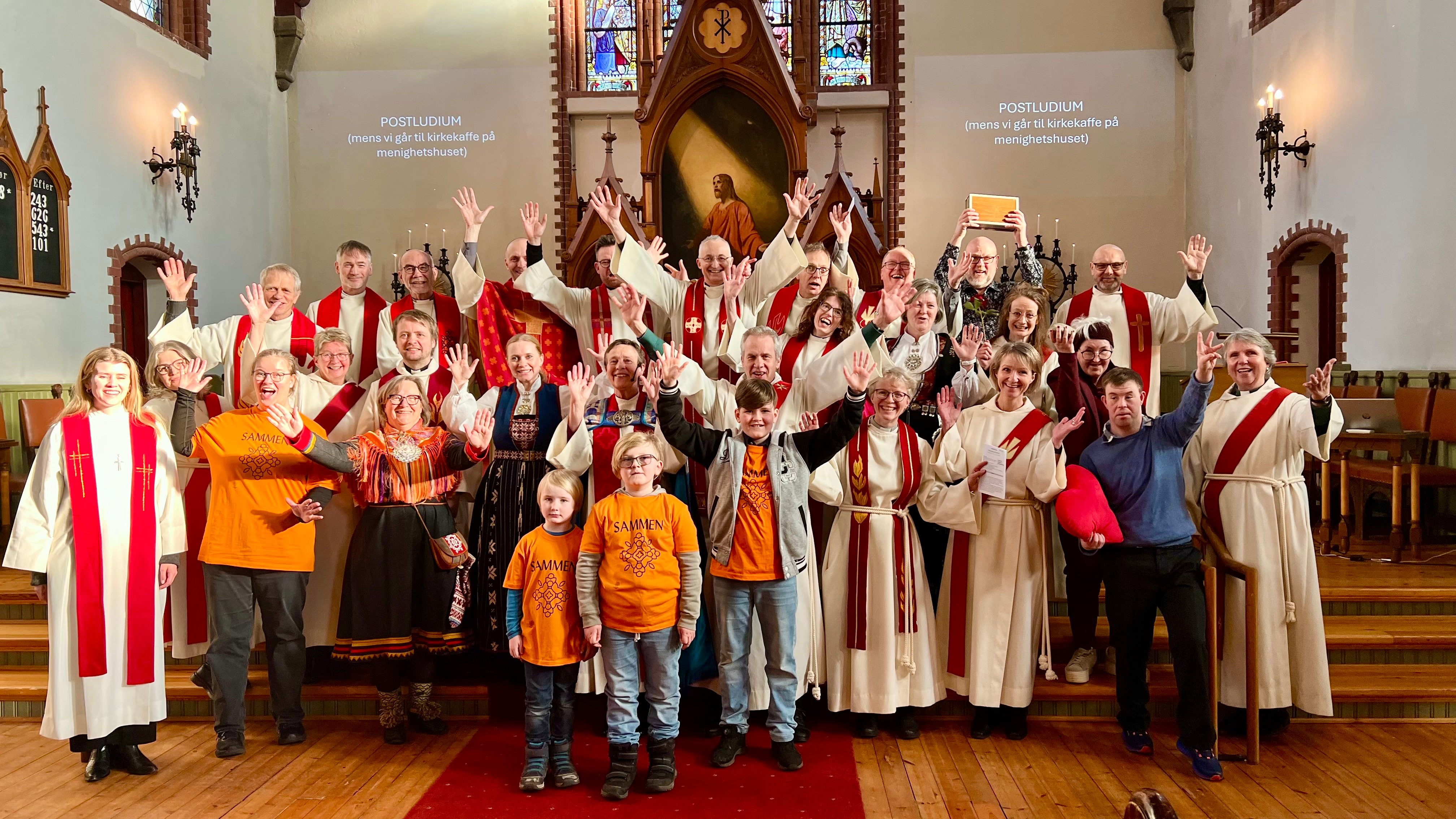 Forsidebildet i årsfortellingen er av medvirkende i jubileumsgudstjenesten i Haugaland prosti i februar 2025.