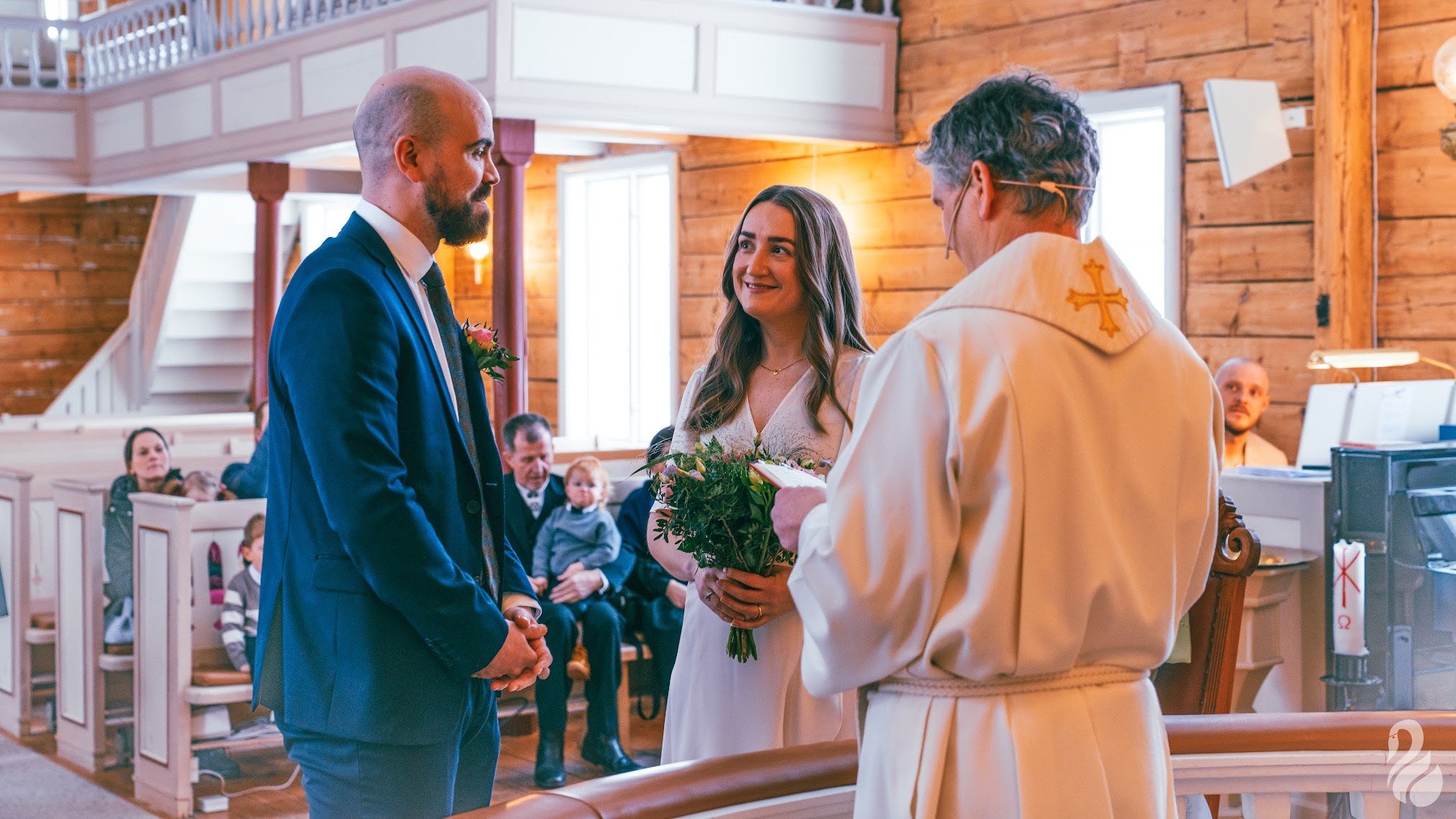 Mari Kleiv (35) og Sondre Ueland Fjeld (34) ble viet av Torbjørn Nedrebø i Revheim kirke på valentinsdagen. Foto: Swan Photography