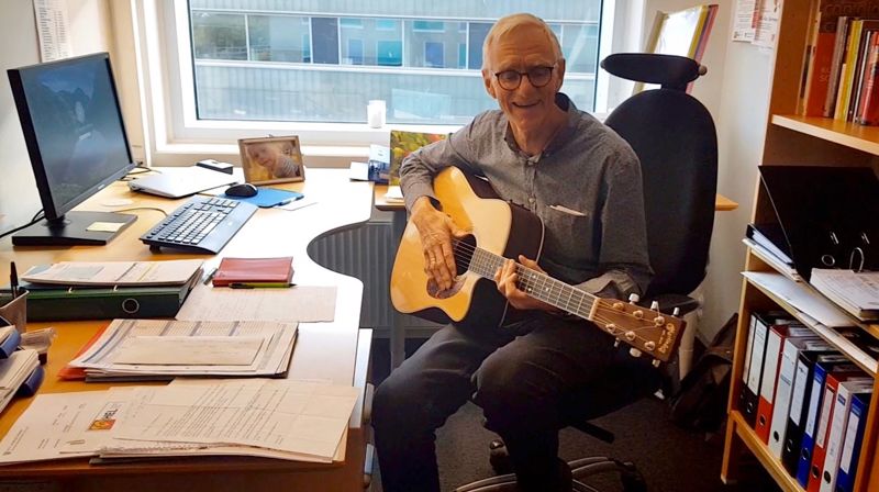 Nesten ferdig med ryddinga, men det er alltid plass til litt gitar-spill, synes Leif Johannes.