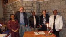 Signering av vennskapsavtale. Fra venstre: Randriamahazo Hasina, bispedømmerådsleder Lars-Tore Anda,  Rasamimanana Alfred, stiftsdirektør Jorunn Kraft Vistnes, synodepresident Dieu-Donné Randrianirina. (Foto: Morten Sandland)