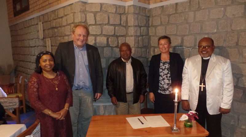 Signering av vennskapsavtale. Fra venstre: Randriamahazo Hasina, bispedømmerådsleder Lars-Tore Anda, Rasamimanana Alfred, stiftsdirektør Jorunn Kraft Vistnes, synodepresident Dieu-Donné Randrianirina. (Foto: Morten Sandland)