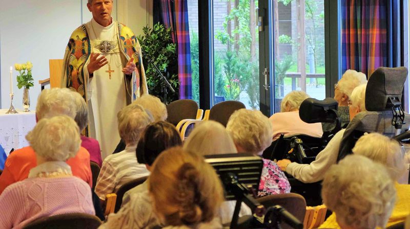 Det var fullt hus med over sytti personer til stede da biskop Ivar Braut nylig deltok ved gudstjenesten på Tasta sykehjem. Foto: Lars Helge Myrset