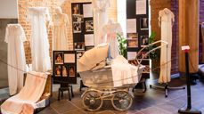 En liten del av utstillingen i Tananger kirke. Kjolene vitner om mange og spennende historier, forteller sokneprest Tracy Rishton. Foto: Øystein Viland