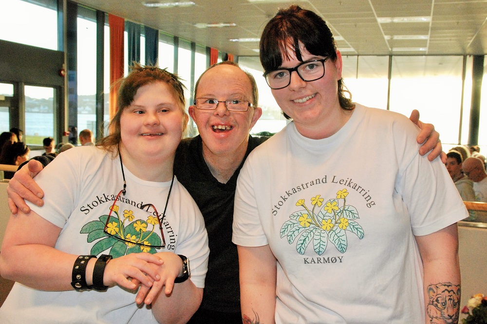 F.v.: Lene Sjo Viken, Vidar Flotve Birkeland og Maria Håkonsen koste seg på festen.