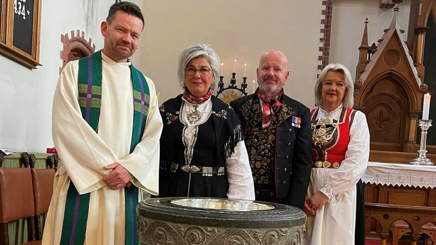 Tone Berge ble døpt på lørdag. Her står hun til høyre for prest Arnt Johan Vistnes, sammen med fadderne sine. Foto: privat