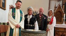 Tone Berge ble døpt på lørdag. Her står hun til høyre for prest Arnt Johan Vistnes, sammen med fadderne sine. Foto: privat