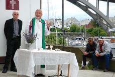 Erling Pettersen fortalte om sin største utfordring som biskop, her sammen med bymisjonsprest Arild Stø og gudstjenestedeltakere i Haugesund.