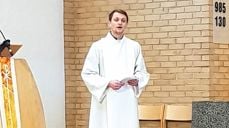 Fredrik Bråttvik leser dåpsliturgien før lille Håkon ble døpt i Udland kirke.