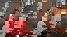 Prost Sigrid Sigmundstad og kantor Anne-Berit Rinde Bjelland forbereder søndagens radiogudstjeneste. Foto: Magnar Riveland, Strandbuen