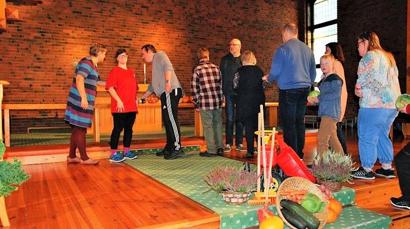 Det var pyntet vakkert og kreativt til høstfest, og prosesjonen la fram markens grøde rundt alterringen.