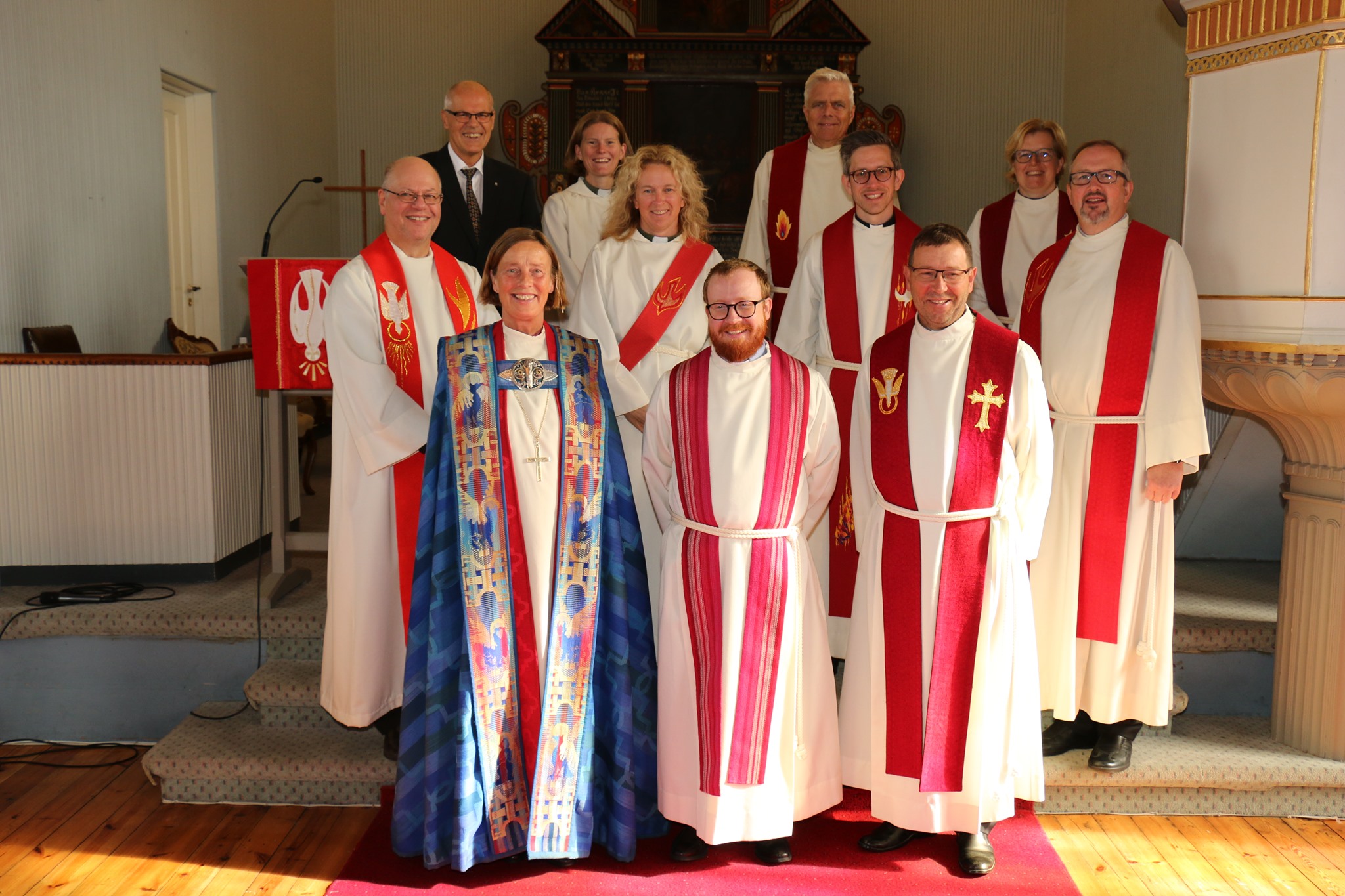 Medverkande under vigslinga. Fremste rekke: Anne Lise Ådnøy, Jone Unlayao Slettebø-Knudsen, Jørgen Knudsen. Andre rekke: Lars Slettebø, Siri Aarsland, Jan Erik Westen, Lars Sigurd Tjelle. Bakre rekke: Einar Steen Jakobsen, Turid Boganes, Haakon Kessel, Karen Margrete Mestad. Foto: Njål Aarsland.