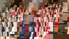 Medverkande under vigslinga. Fremste rekke: Anne Lise Ådnøy, Jone Unlayao Slettebø-Knudsen, Jørgen Knudsen. Andre rekke: Lars Slettebø, Siri Aarsland, Jan Erik Westen, Lars Sigurd Tjelle. Bakre rekke: Einar Steen Jakobsen, Turid Boganes, Haakon Kessel, Karen Margrete Mestad. Foto: Njål Aarsland.