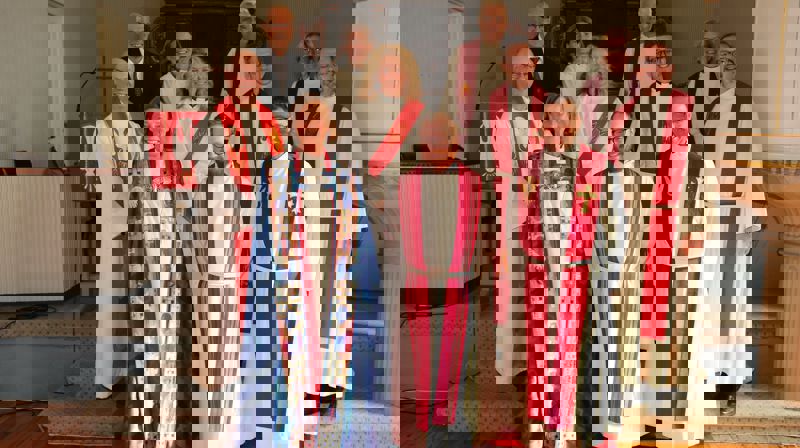 Medverkande under vigslinga. Fremste rekke: Anne Lise Ådnøy, Jone Unlayao Slettebø-Knudsen, Jørgen Knudsen. Andre rekke: Lars Slettebø, Siri Aarsland, Jan Erik Westen, Lars Sigurd Tjelle. Bakre rekke: Einar Steen Jakobsen, Turid Boganes, Haakon Kessel, Karen Margrete Mestad. Foto: Njål Aarsland.