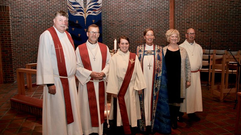 F.v.: sokneprest Jan Torrey, prost Stefan Emmerhoff, Bente Ulvestad, biskop Anne Lise Ådnøy, kulturrådgiver Ragnhild Halle og Svein Olav Sagstad. Foto: Einar Mestad