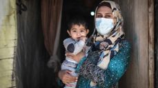 Mamma Weedad Ahmad Al-Khalaf er bekymret for fremtiden til datteren Talia på ett år. Det er ingenting for dem å gjøre i flyktningleiren i Bekaadalen i Libanon, og de har hele livet på vent. Foto: João Sousa