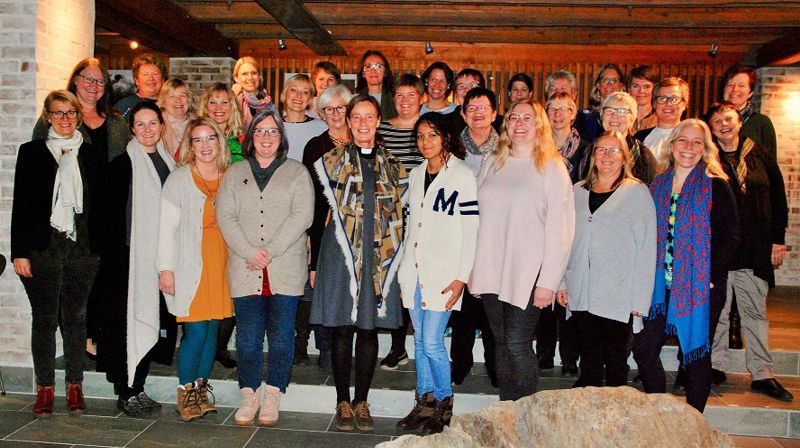 Prester, teologer og studenter samlet til kvinnenettverksmøte i St. Petri kirke.
