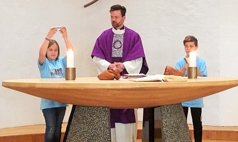 Sokneprest Arnt Johan Vistnes fikk hjelp fra to av Lys Våken-deltakerne under nattverden 1. søndag i advent.