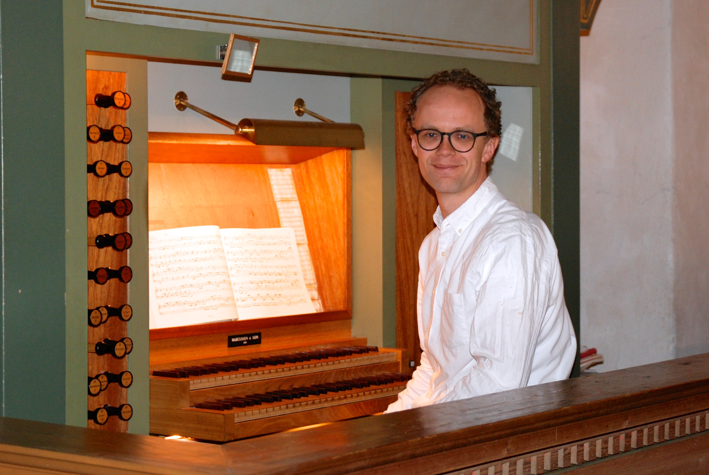 Arnfinn Tobiassen ved orgelet i Avaldsnes kirke, der han er kantor. 